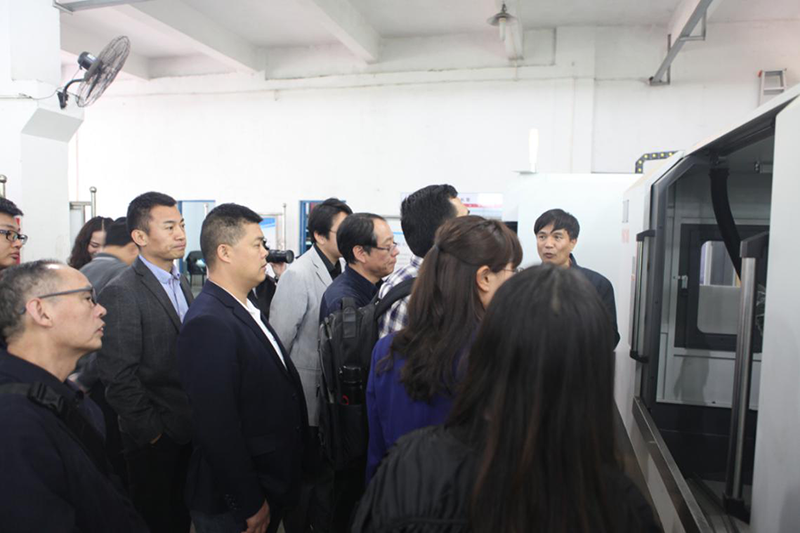 機(jī)械行業(yè)協(xié)會(huì)參觀華亞數(shù)控車間 機(jī)械行業(yè)協(xié)會(huì)參觀華亞數(shù)控車間